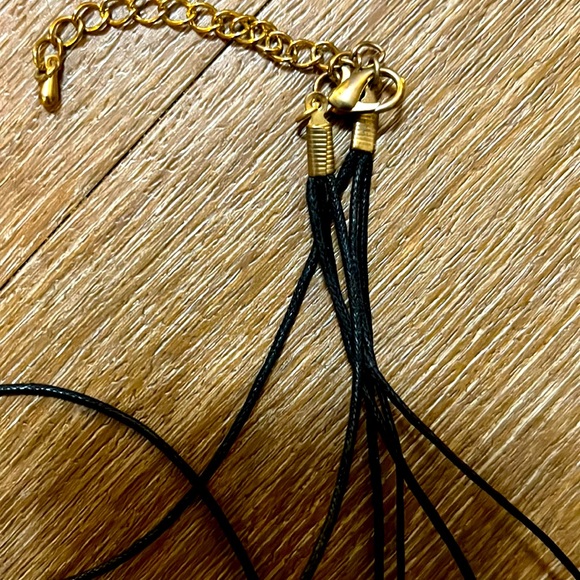 Beautiful Vintage black rope with three strings with a stunning Gold pendant - Picture 8 of 11